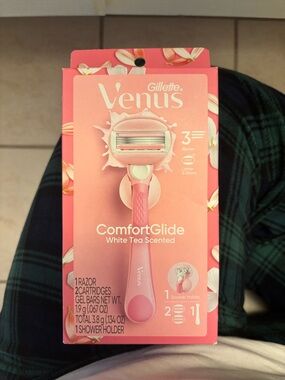 Gillette Venus ComfortGlide White Tea Scented  - Pink
